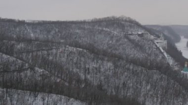 Kilisenin Hills'e Panoraması görülebilir kar altındaki bir bulutlu gün verdi