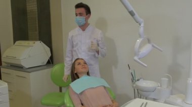 Diş Hekimi Bir Müşterinin Arkasında Oturur Manuel Aletlerle Bir Hastanın Dişlerini İnceleyen Sandalyeyi Aşağı Çeker Genç Kadın Müşteri Diş Hekimine Gülümser