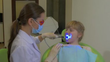 Diş Hekimi Uv Lamba Kullanıyor Hasta Gözlükve Maske De Gülümseyen Doktor Diş Hekimine Diş Hekimine Diş Hekimine Ziyaret te Bir Hastanın Dişlerini Tedavi Ediyor