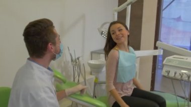 Hasta Ayağa Kalkar Gülümseyerek Bir Elini Sallıyor Maskeli Bir Klinik Diş Hekiminden UzakLaşıyor Diş Hekimine Diş Hekimine Ziyarette Ayakta Hasta