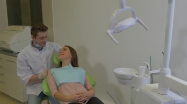 Diş Hekimi Bir Kadın Dostu Mutlu Müşteri Konuşuyor Bir Sandalye Genç Sarışın Doktor ve Bir Diş Hasta Diş Kliniği Muayene Yatan Gülümsüyor