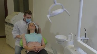 Diş Hekimi Bir Kapı Camı Arkasında Lab Coat Bir Hastanın Diş İnceleme Bir Hastanın Başının Arkasında Oturuyor