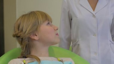 Diş Hekimi Bir Çocuğun Dişlerini İncelemek Hasta Çocuk Yeşil Sandalyede Oturuyor Doktor Bir Diş Hekimine Bir Emme ve Kanca Diş Kliniği Ziyareti Tutuyor