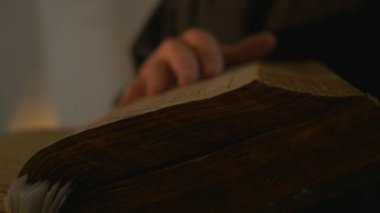 Monk'un elele geçmiş yıl de bir antik kitap mum ışığı hikaye bir tipografi birincil Chronicle Nestor'un keşiş kronik Nestor'un el yazması