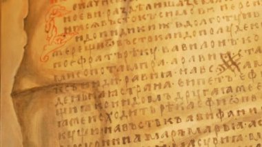 Eski geçmiş yıl birincil Chronicle Slavlar geçmiş Nestor'un Chronicle bir tablo Dekoratif harf sarı eski el yazması sayfaları masal kitabı açıldı