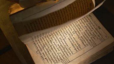 Adam'ın Kiev-Pechersk Lavra hikayeler Lavra'nın Saints hayatlarını bir sayfa Patericon Leafing eldiven eller antik kitap Slav el yazması