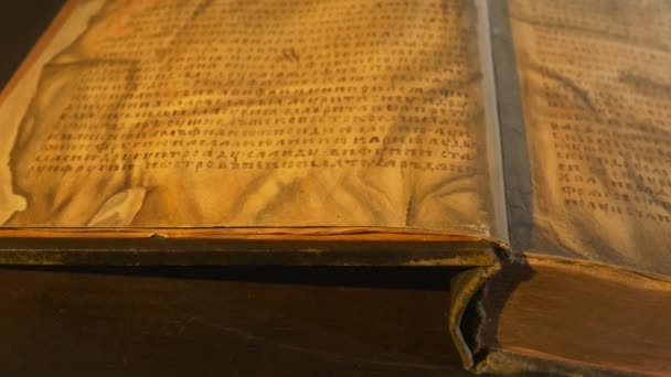 Antiguo libro abierto colocado en una mesa Páginas de manuscritos antiguos amarillos Historia de los años pasados Crónica primaria Historia de los eslavos orientales Crónica de Néstor — Vídeos de Stock