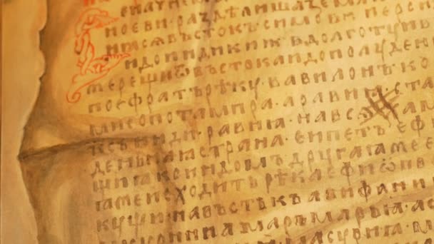 Régi nyitott könyv egy tábla dekoratív levelek sárga ősi kézirat oldalak mese a régmúlt év krónikája szlávok történelem Nestor krónika — Stock videók