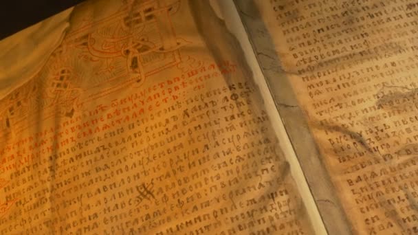 Starożytna Księga jest otwarcie obraz przestarzałe Lettes opowieść o minionych lat podstawowy Kronika wschodnich Słowian historia Nestor Kronika światło świeca — Wideo stockowe