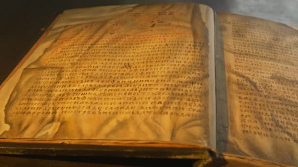 Παλιό άνοιξε βιβλίο τοποθετείται μια διήγηση σελίδες κίτρινο αρχαίο χειρόγραφο πίνακα του χρονικό του Νέστορα χρόνια περασμένα προσφέροντας πρώτο χρονικό Ανατολική Σλάβους ιστορία — Αρχείο Βίντεο