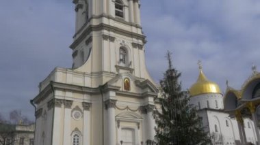 Çan kulesi Panorama kutsal Dormition Pochaiv Lavra beyaz duvarları altın Cupolas yaprak dökmeyen ağaçlar Ortodoks Manastırı Pochaiv güneşli gün Ukrayna