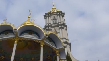 Sunak yaz aşağı yukarı altın tavanlı oyuk çan kulesi görüntüleri altında çatı sütunları kutsal Dormition Pochaiv Lavra Ortodoks Manastırı'Pochaiv