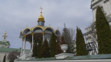 Kilise kulesi görüntüleri çatı sütunları Evergreen altında bir yer yaz sunak yolu kutsal Dormition Pochaiv Lavra Ortodoks Manastırı Pochaiv içinde ağaçlar