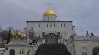 Kilise karmaşık kutsal Dormition Pochaiv Lavra merdiven beyaz duvarları altın Cupolas merdiven yaprak dökmeyen ağaçlar Ortodoks Manastırı Pochaiv Ukrayna Panoraması