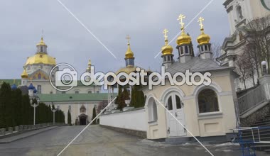 İnsanlara yaz sunak kutsal Dormition Pochaiv Lavra Ortodoks Manastırı Kilisesi kule sütunların Pochaiv Noel tatil yolu için bir yer