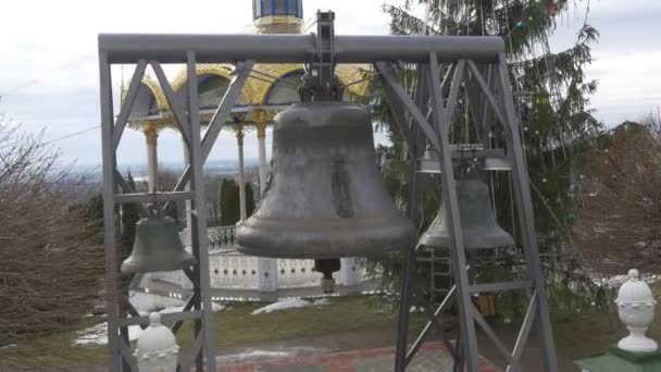 Campana de metal en la Santa Dormición Pochaiv Lavra Al aire libre Alcove With Golden Roof está detrás del monasterio ortodoxo Bell en Pochaiv sobre un fondo Ucrania — Vídeo de stock