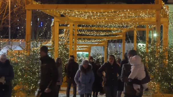 Ludzie w Sophia placu Mikhailovskaya placu Wigilię jasne oświetlenie szczęśliwych ludzi biorąc zdjęcie zdobione jodła drzew Noworoczny wieczór — Wideo stockowe