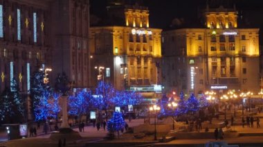 Vintage binalar bağımsızlık Meydanı, New Year's Eve Eve yürüyorduk siluetleri Park sokak mavi Noel ışıkları Işıklı ağaçlar gecesi