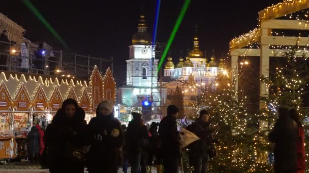 İnsanlar Noel Fuarı Sophia Meydanı Kiev fotoğrafçılar, parlak ışıklı kare lazerler profesyonel fotoğraf katedral yeni yıl akşam alıyor — Stok video