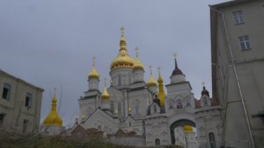 Dönüştürme katedral kutsal Dormition Pochiv Lavra Ortodoks Manastırı Pochaiv beyaz duvarları altın Cupolas haçlar Ukrayna'da bir kemer doğru hareket