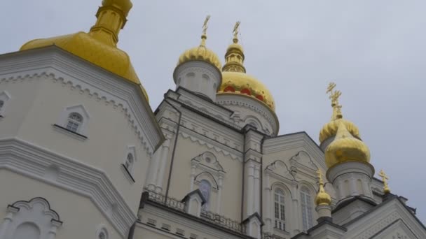 Pochaiv 화이트 벽 황금 돔 십자가 우크라이나에서 변환 성당 거룩한 Dormition Pochiv Lavra 정교회 수도원의 탑 입구 — 비디오