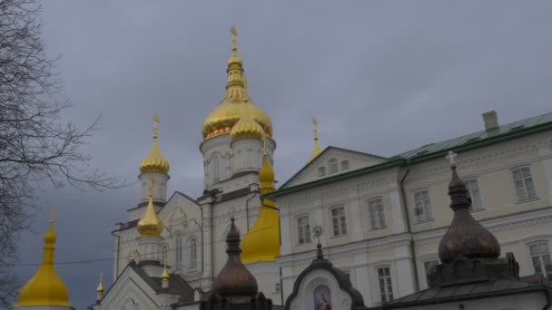 Gouden en bronzen koepels ingang kerk transformatie kathedraal orthodoxe klooster Heilige Dormition Pochiv Lavra witte muren kruisen Oekraïne — Stockvideo