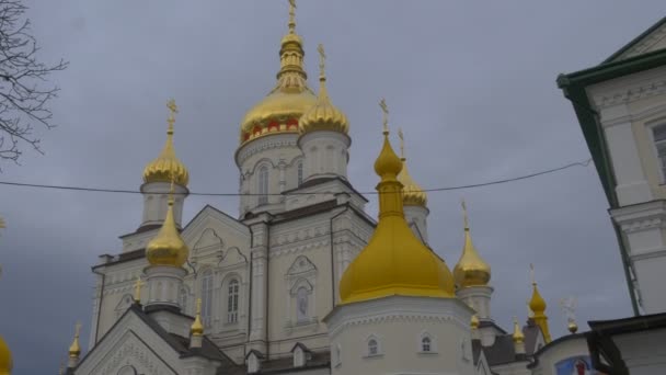 Panorama zdi věže vchod církev transformace Katedrála svaté Dormition Pochiv Lavra pravoslavném klášteře v Pochaiv bílé zdi zlaté báně — Stock video