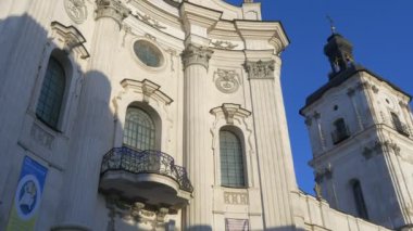 Duvarlar Towers Barok tarzı yalınayak Carmelites'sinin manastırda Berdiçev Panorama koruyucu Katolik Vintage antik yapı güneşli gün Ukrayna dekore edilmiştir.