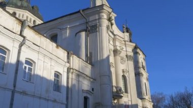 Duvarlar Towers Barok tarzı Katolik Kilisesi yalınayak Carmelites'sinin Manastırı Berdiçev Panorama koruyucu'Vintage Antik Bina Sunnyukraine dekore edilmiş.