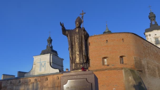 Mémorial à un pape au monastère des Carmélites Berdichev tours de protection dans un style baroque catholique Vintage Ancien bâtiment Journée ensoleillée Ukraine — Video