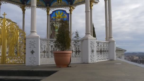 Mannen är gångavstånd nedförsbacke av sommaren altaret alkov Golden Gate kolumner vintergröna träd i krukor heliga Dormition Pochaiv Lavra-ortodoxt kloster i Pochaiv — Stockvideo