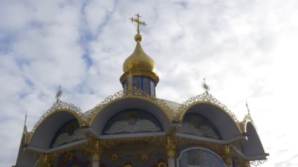 Zomer altaar Top van een alkoof gouden koepel beelden onder het dak kolommen groenblijvende bomen Heilige Dormition Pochaiv Lavra-Orthodox klooster in Pochaiv — Stockvideo