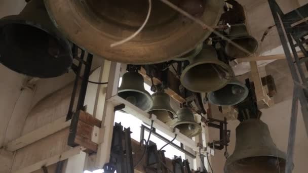 Zvony na Bell Tower of St. Michael si kláštera zvony různých velikostí Panorama všech zvony chrám muž kláštera v Kyjev Ukrajina zatažené obloze denní — Stock video