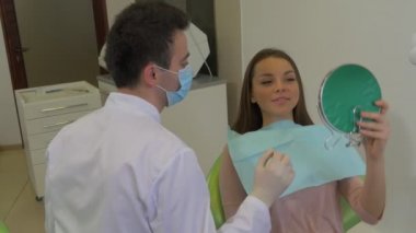 Diş Hekimi Müşteri Gülümseyen Kadın için Yeni Bir Diş Rengi Çalışıyor Lab Coat Diş Kliniğinde Diş Hekimi Sandalye Erkek Stomatolojist Oturan Ayna Bakıyor