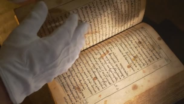 Τα χέρια ξεφυλλίζει έναν επιστήμονα Patericon σελίδες με βιβλίο της Κίεβο-Pechersk Λαύρα ιστορίες του μια βίους αγίων της Λαύρας του βιβλίου αρχαία χειρόγραφο — Αρχείο Βίντεο