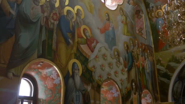 Freska Marie Uspenské na stěně kostela Kyjevsko-Pechersk Lavra Uspenské katedrála muži s Halosem Mary Ježíšova Matka andělé jsou na stropě — Stock video