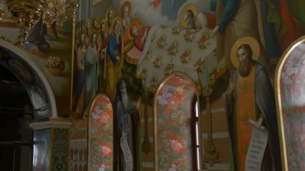 Hombres con halos Desplazamiento Kiev-Pechersk Lavra Fresco de una Mary Dormition María está acostada en una cama Ángeles con espadas están en un techo Catedral Dormition — Vídeo de stock