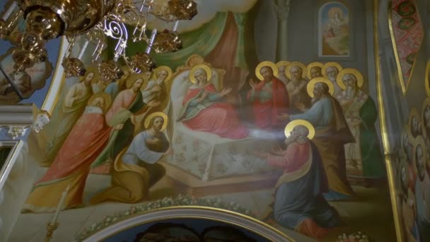 Freska z Mary Uspenské Kyjevsko-Pechersk Lavra muži s halos nesoucí Mary leží na posteli andělé s meči jsou na stropní Uspenské katedrále — Stock video