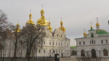 Courtyard Dormition Katedrali Kutsal Dormition Kiev-Pechersk Lavra Panorama Kiev Altın Cupolas Beyaz Duvarlar Yeşil Çatılar Bulutlu Gün Kiev Ukrayna