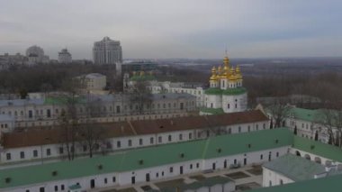 Kilise Kompleksi Towers Residental Binalar Kutsal Dormition Kiev-Pechersk Lavra Dormition Katedrali Kiev Altın Cupolas Beyaz Duvarlar Yeşil Çatı Panorama