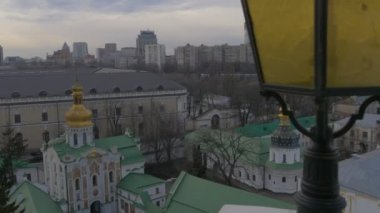 Kutsal Dormition Kiev-Pechersk Lavra Top Down Bir Foreground Dormition Katedrali Kiev Altın Cupolas Beyaz Duvarlar Yeşil Çatı bir Çan Kulesi Lambalar Alınan