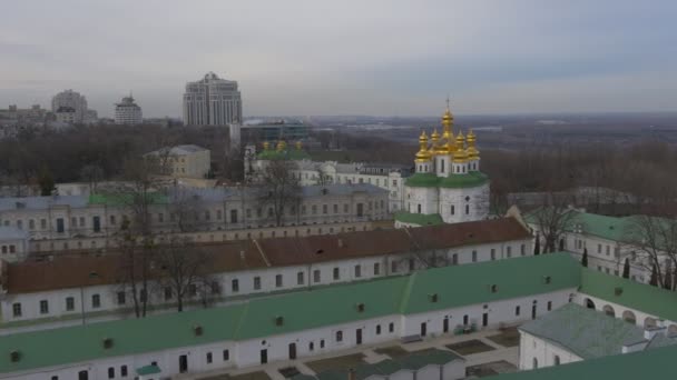 Panorama Kościoła Complex Towers Residental budynki Holy Dormition Kiev-Pechersk Lavra Dormition Katedra Kijów złote Cupolas białe ściany zielony dach — Wideo stockowe