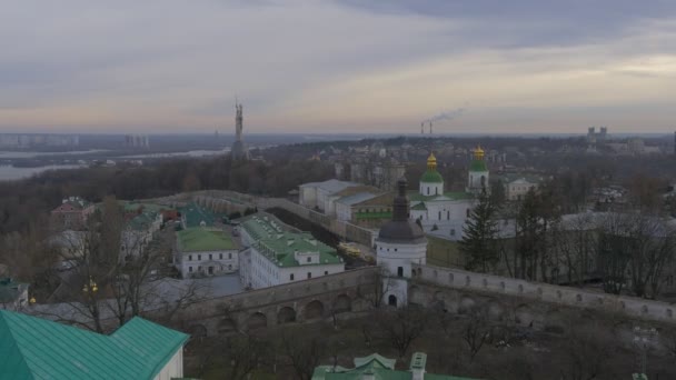 Panorama církevního komplexu Uspenské katedrály Svatý Uspenské Kyjevsko-Pechersk Lavra Kyjev bílé zdi Zelená střecha Cityscape na obzoru mraky — Stock video