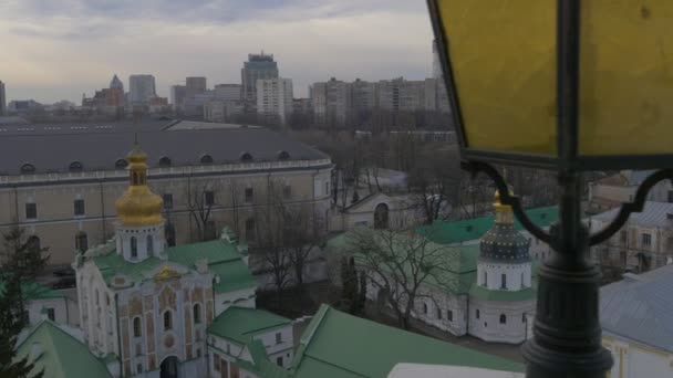 Παναγία Κοίμηση Κιέβου-Pechersk Lavra επάνω κάτω λαμβάνονται από ένα Bell Tower λαμπτήρες σε ένα πρώτο πλάνο Κοίμησης του ναού Κίεβο Golden Cupolas λευκό τοίχους πράσινη στέγη — Αρχείο Βίντεο