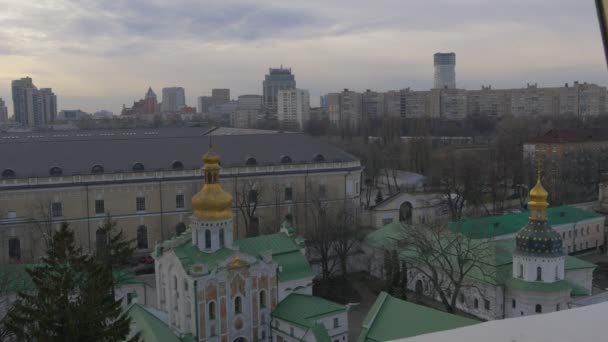 Heilige Entschlafung kiev-pechersk lavra von oben nach unten von einem Glockenturm Lampen auf einem Vordergrund Entschlafungskathedrale kiev goldenen Kuppeln weißen Wänden grünes Dach genommen — Stockvideo