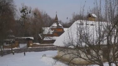 Kırsal Kış Ukrayna Çatılar Sahne bir Pirogovo Köyü Kar Wintry Manzara Onları Etrafında Ahşap Kilisesi Wattle Çit Küçük Rustik Ev