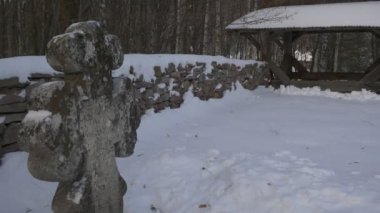 Avlu Kilisesi Taşlı Haç Eski Yazıt Kar Bir Çit Rustik Evler Köyü üzerinde Bir Pirogovo Köyü Kış Ukrayna Wintry Manzara Civarındadır