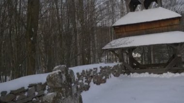 Kilise Avlu taşlı haç eski eski yazıt Kar Bir Çit Rustik Evler Köyü üzerinde Bir Pirogovo Köyü Kış Ukrayna Wintry Manzara civarındadır