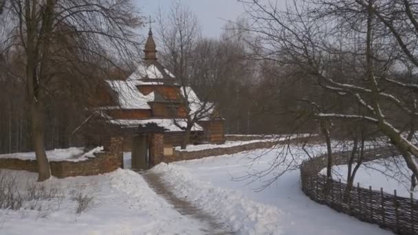 Bejárat a Courtyard fából készült templom Village Brick Arch rusztikus elavult épület Wintry tájkép a Pirogovo falusi táj a vidéki téli Ukrajna — Stock videók