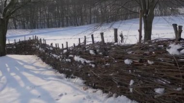 Kutsal Michael Başmelek Pirogovo Rustik Evler Ukrayna Kilisesi yakınında Çatılar Pirogovo Köyü bir Evler Köyü Kış Kar Etrafında Wattle Çit